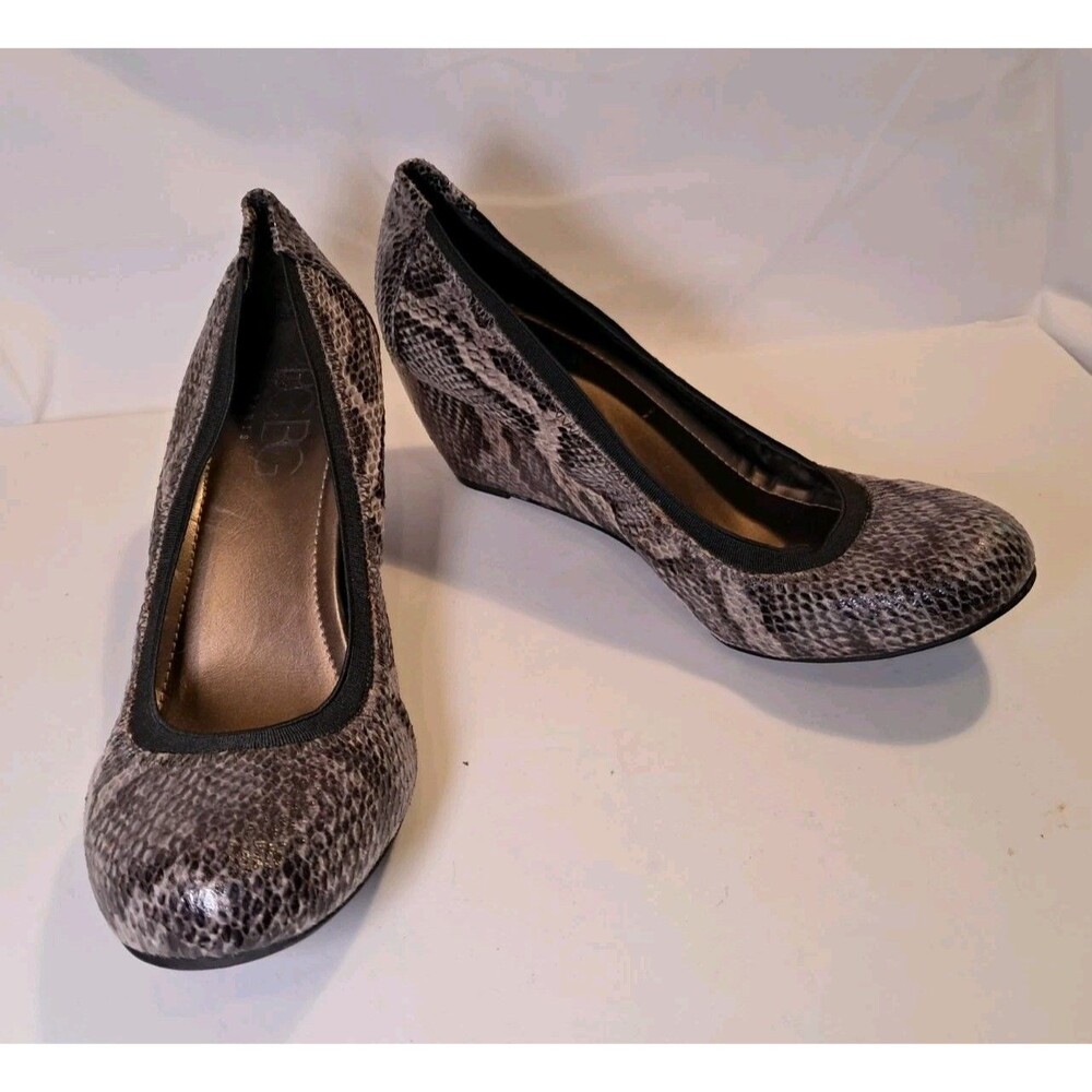 BCBG Paris Snakeskin Wedge Shoes 2.5" Heel Slip On Size 8B Pumps Gray Brown